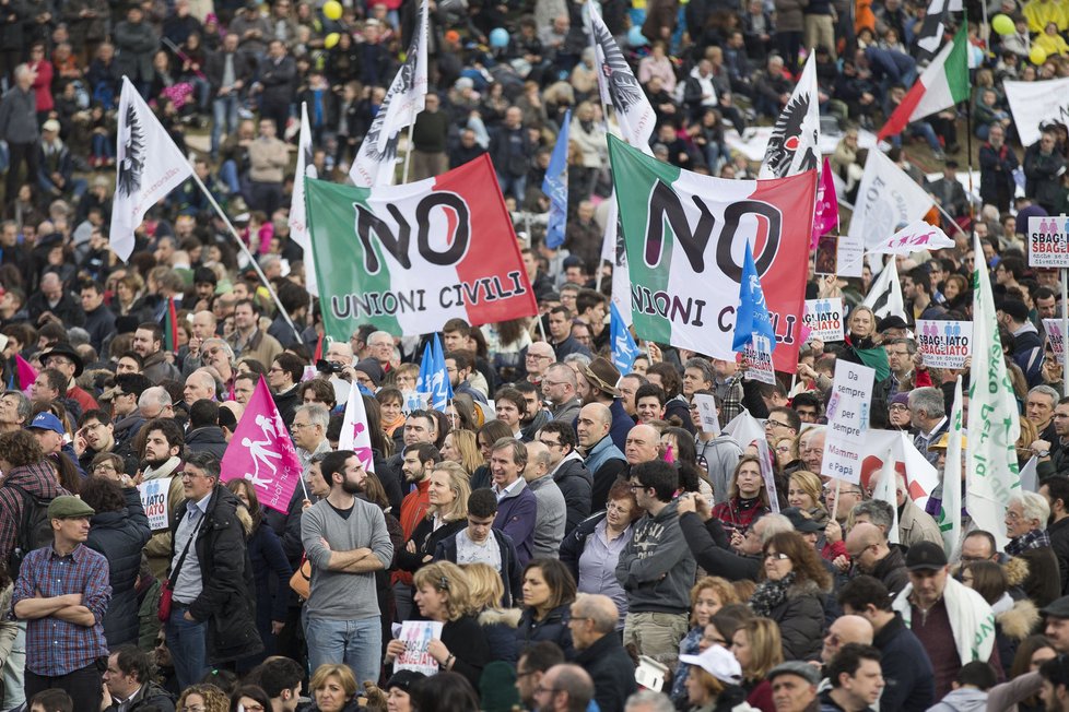 Na konci ledna se desítky tisíc lidí sešly v Římě, aby protestovaly proti vládou navrženému zákonu legalizujícímu svazky osob stejného pohlaví