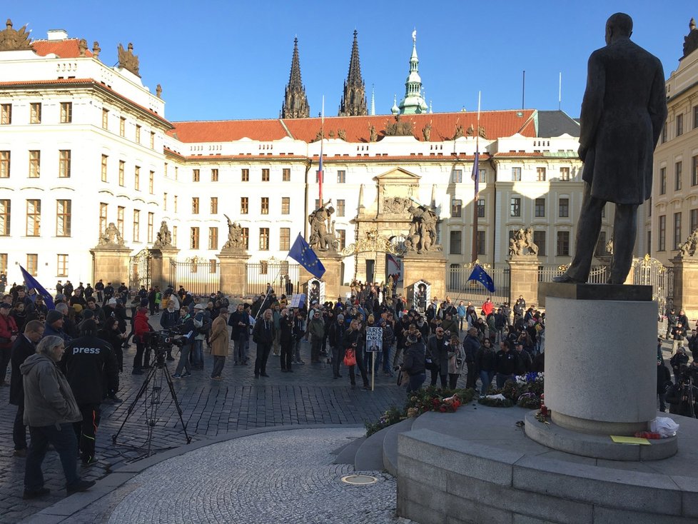 Demonstrace na Hradčanském náměstí. Romové se pustili do Zemana (17.11.2018)