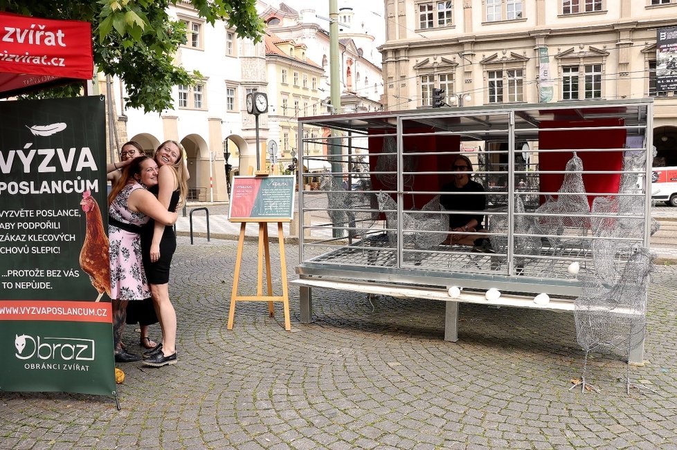 Protest za zákaz klecových chovů na Malostranském náměstí