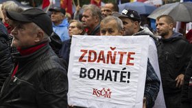 Protesty komunistů v Praze: Několik stovek lidí vyzývalo k demisi vlády kvůli energetické krizi a válce na Ukrajině