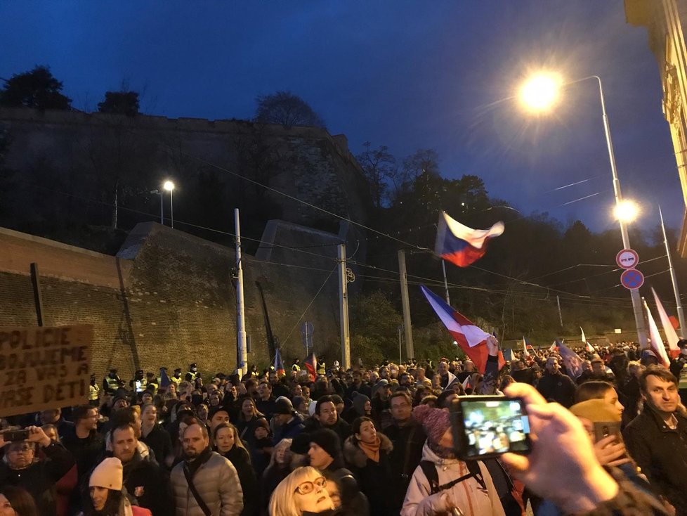 V Praze se 7. prosince sešel další protest proti vládním opatřením. Průvod z Václavského náměstí se vydal přes centrum k Úřadu vlády.