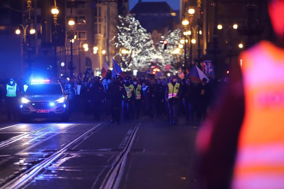 V Praze se 7. prosince sešel další protest proti vládním opatřením. Průvod z Václavského náměstí se vydal přes centrum k Úřadu vlády.