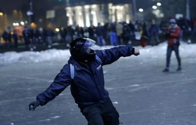 Vláda v Rumunsku zneužila svého úřadu. Zlegalizovala některé korupční jednání. Lidé žádají její odchod.