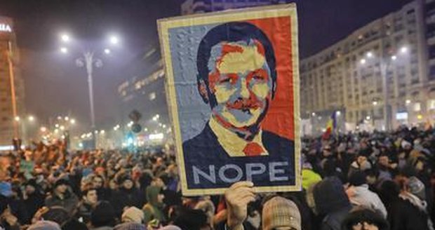 Rumunská vláda zrušila zákon, který nahnal davy do ulic. Mírnil postih korupce