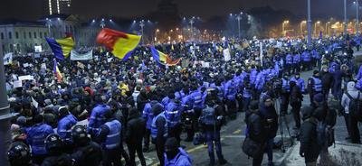 Vláda v Rumunsku zneužila svého úřadu. Zlegalizovala některé korupční jednání. Lidé žádají její odchod.