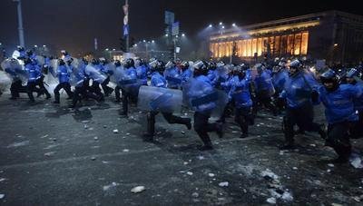 Rumuni demonstrovali proti zákonům, které měly zlegalizovat některá korupční jednání. Vláda ale stejně nepadla.