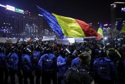Vláda v Rumunsku zneužila svého úřadu. Zlegalizovala některé korupční jednání. Lidé žádají její odchod.