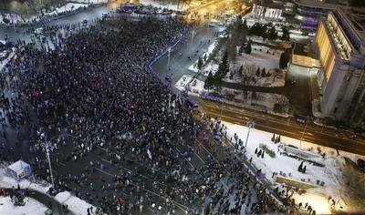 Rumuni demonstrovali proti zákonům, které měly zlegalizovat některá korupční jednání. Vláda ale stejně nepadla.