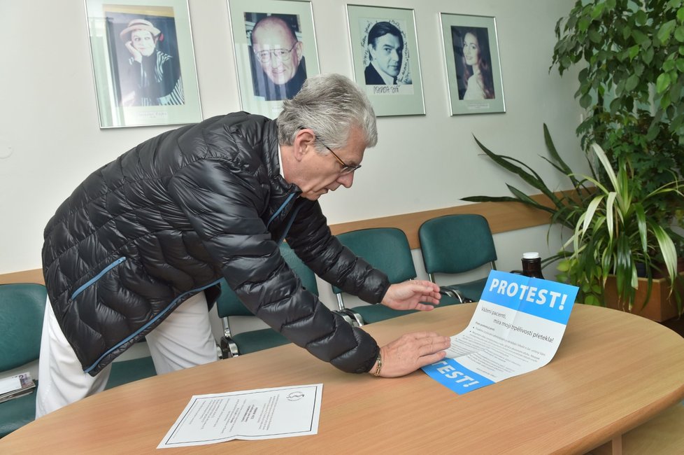 Lékaři symbolicky protestovali s černými páskami