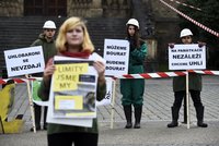 Aktivisté napříč Českem protestovali proti další těžbě uhlí