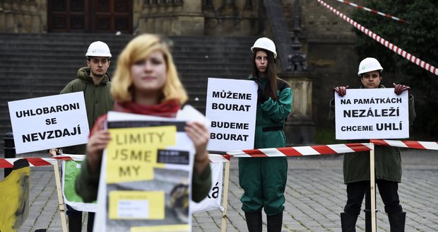 Aktivisté napříč Českem protestovali proti další těžbě uhlí