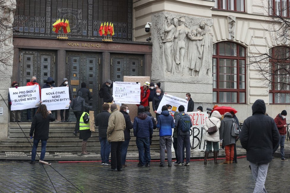 Protestní shromáždění k petici proti projednávané změně pražského územního plánu týkající se území Nákladového nádraží Žižkov se uskutečnilo před budovou pražského magistrátu. (27. ledna 2022)