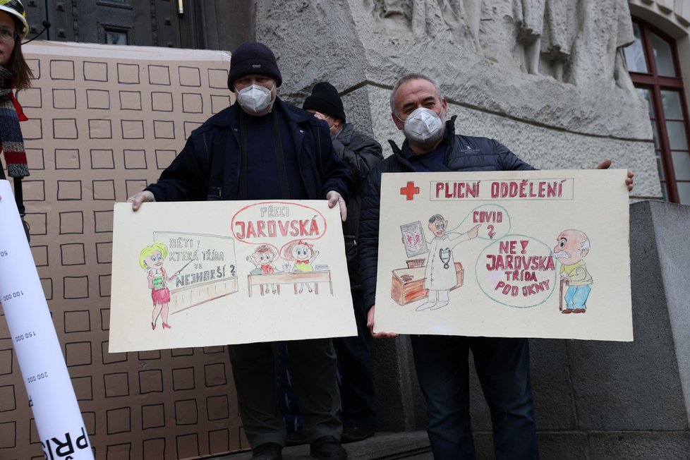 Protestní shromáždění k petici proti projednávané změně pražského územního plánu týkající se území Nákladového nádraží Žižkov se uskutečnilo před budovou pražského magistrátu. (27. ledna 2022)