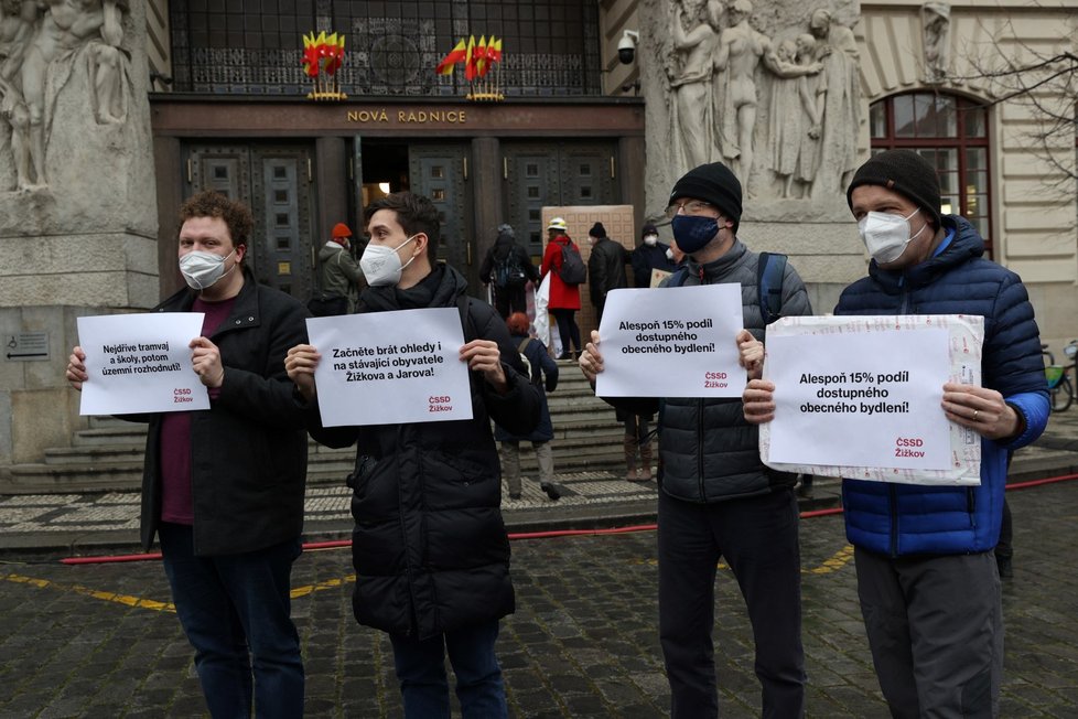 Protestní shromáždění k petici proti projednávané změně pražského územního plánu týkající se území Nákladového nádraží Žižkov se uskutečnilo před budovou pražského magistrátu. (27. ledna 2022)