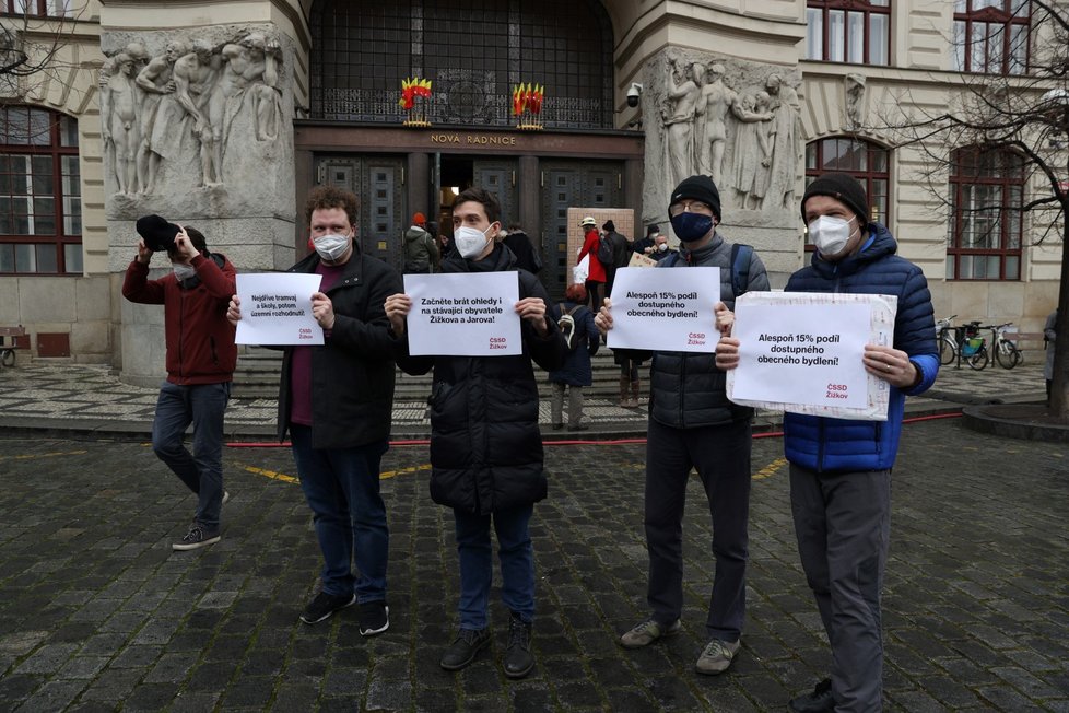 Protestní shromáždění k petici proti projednávané změně pražského územního plánu týkající se území Nákladového nádraží Žižkov se uskutečnilo před budovou pražského magistrátu. (27. ledna 2022)