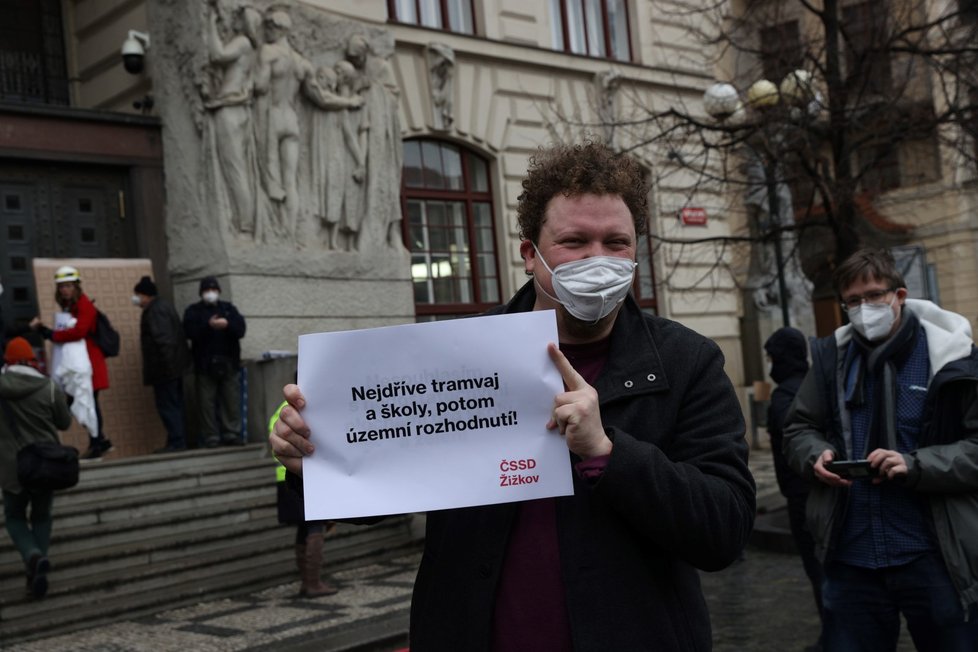 Protestní shromáždění k petici proti projednávané změně pražského územního plánu týkající se území Nákladového nádraží Žižkov se uskutečnilo před budovou pražského magistrátu. (27. ledna 2022)