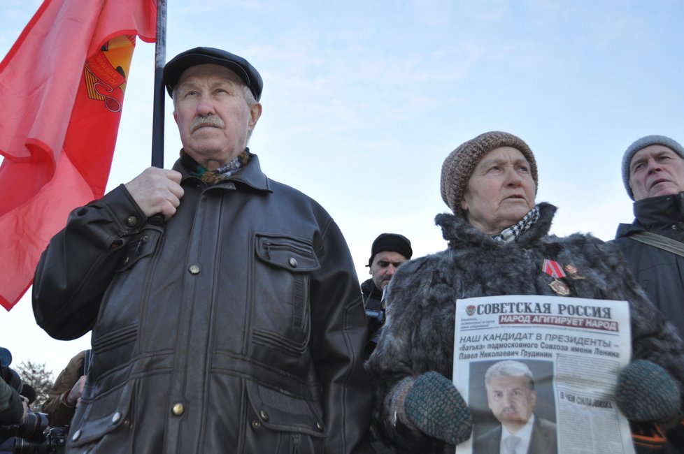 Jen pár desítek lidí přišlo v Moskvě protestovat proti výsledku voleb, které opět vyhrál Vladimir Putin (19.3.2018)