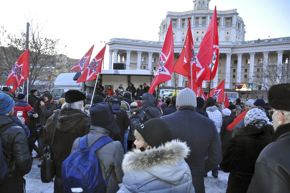 Jen pár desítek lidí přišlo v Moskvě protestovat proti výsledku voleb, které opět vyhrál Vladimir Putin (19.3.2018)