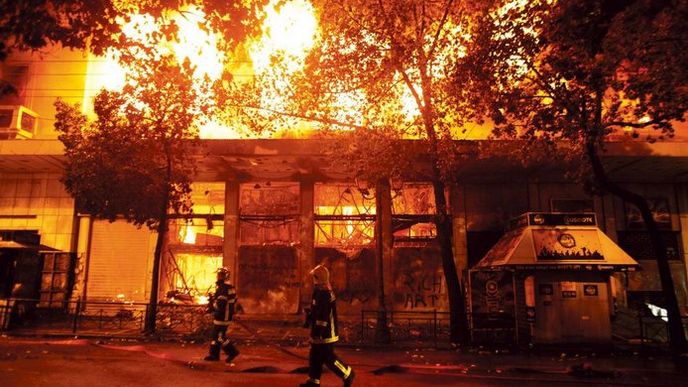 Protest ohněm. Demonstranti bouřící se proti dalším státním úsporám zapálili v centru Atén několik budov.