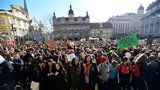 Stovky studentů vyšly do pražských ulic: Stávkovaly za lepší klima, celosvětovou akci začala 16letá Švédka