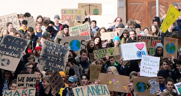 Studenti v Praze se 15. března 2019 připojili k celosvětové protestní akci, která má za cíl přimět politiky důsledněji chránit klima a snižovat emise. Protestu se zúčastní mladí lidé z víc než stovky zemí světa v rámci iniciativy Friday for future, při níž studenti od září 2018 protestují po vzoru šestnáctileté švédské studentky Grety Thunbergové.