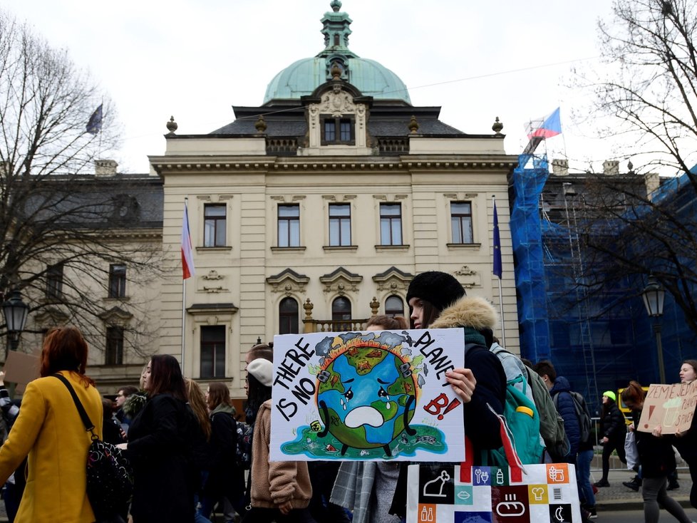 Studenti v Praze se 15. března 2019 připojili k celosvětové protestní akci, která má za cíl přimět politiky důsledněji chránit klima a snižovat emise. Protestu se zúčastní mladí lidé z víc než stovky zemí světa v rámci iniciativy Friday for future, při níž studenti od září 2018 protestují po vzoru šestnáctileté švédské studentky Grety Thunbergové.