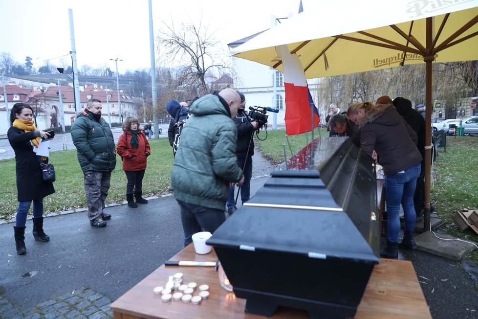 V Praze se konal protest iniciativy za zachování provozu restaurací nazvané „Chcípl PES“.  Desítky lidí pokládaly svíčky v půllitrech od úřadu vlády ke Staroměstskému náměstí. Na místo přinesli pořadatelé také pomyslnou rakev podniků, do které lidé zatloukali hřebíky.