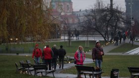 V Praze se konal protest iniciativy za zachování provozu restaurací nazvané „Chcípl PES“.  Desítky lidí pokládaly svíčky v půllitrech od úřadu vlády ke Staroměstskému náměstí.