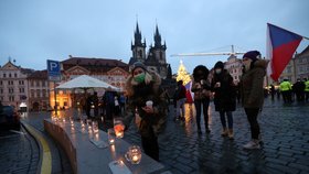 V Praze se konal protest iniciativy za zachování provozu restaurací nazvané „Chcípl PES“.  Desítky lidí pokládaly svíčky v půllitrech od úřadu vlády ke Staroměstskému náměstí.