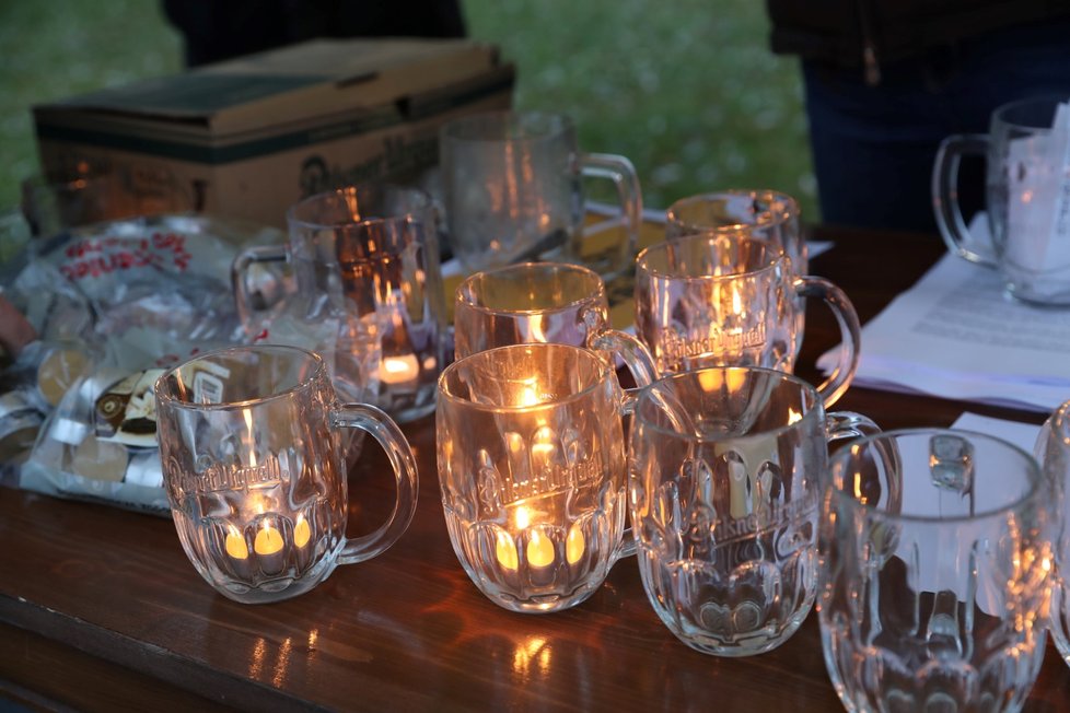 V Praze se koná protest iniciativy za zachování provozu restaurací nazvané „Chcípl PES“.  Desítky lidí pokládaly svíčky v půllitrech od úřadu vlády ke Staroměstskému náměstí.   V Praze se koná protest iniciativy za zachování provozu restaurací nazvané „Chcípl PES“.  Desítky lidí pokládaly svíčky v půllitrech od úřadu vlády ke Staroměstskému náměstí.