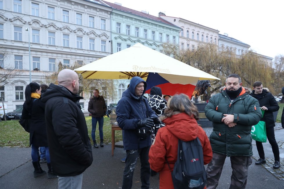 V Praze se koná protest iniciativy za zachování provozu restaurací nazvané „Chcípl PES“.  Desítky lidí pokládaly svíčky v půllitrech od úřadu vlády ke Staroměstskému náměstí.