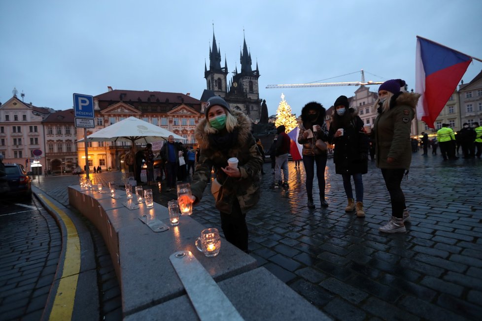 V Praze se konal protest iniciativy za zachování provozu restaurací nazvané „Chcípl PES“.  Desítky lidí pokládaly svíčky v půllitrech od úřadu vlády ke Staroměstskému náměstí.