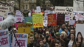 V Polsku se protestovalo proti úplnému zákazu potratů. Polky mohou aktuálně jít na interrupci v případech znásilnění, ohrožení matky nebo závažného postižení dítěte.