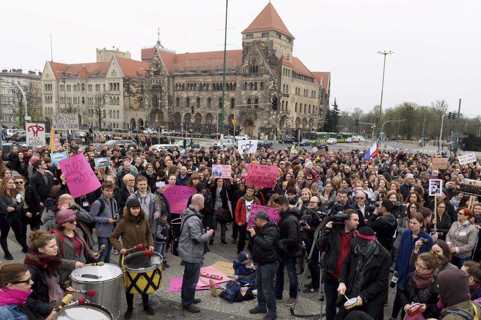 V Polsku se protestovalo proti úplnému zákazu potratů. Polky mohou aktuálně jít na interrupci v případech znásilnění, ohrožení matky nebo závažného postižení dítěte.