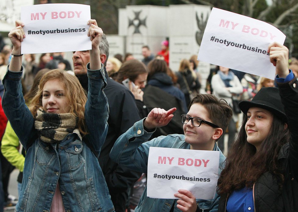 V Polsku se protestovalo proti úplnému zákazu potratů. Polky mohou aktuálně jít na interrupci v případech znásilnění, ohrožení matky nebo závažného postižení dítěte.