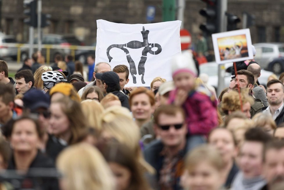 V Polsku se protestovalo proti úplnému zákazu potratů. Polky mohou aktuálně jít na interrupci v případech znásilnění, ohrožení matky nebo závažného postižení dítěte.