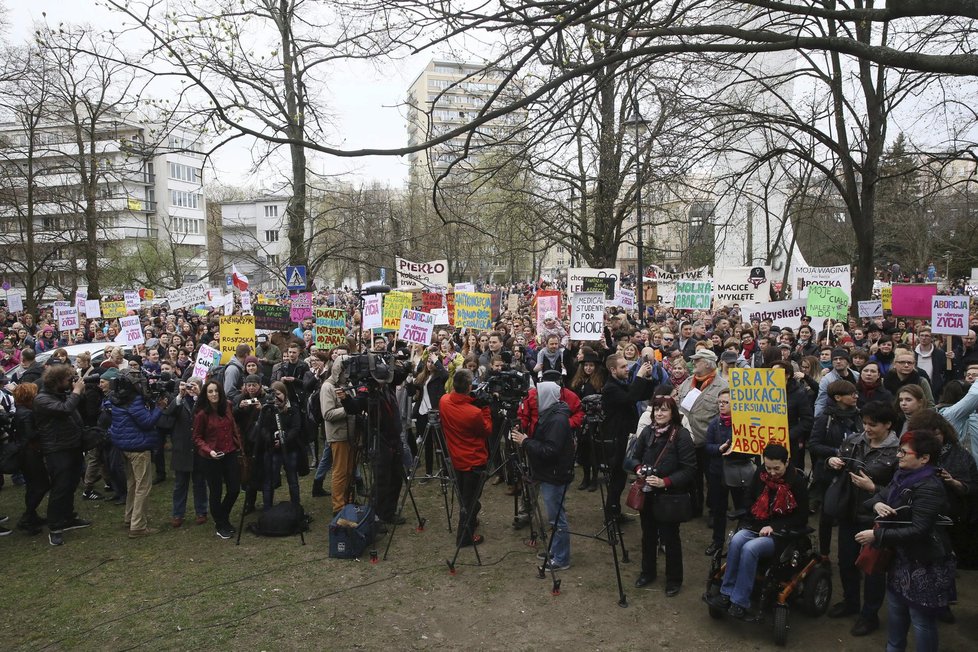 V Polsku se protestovalo proti úplnému zákazu potratů. Polky mohou aktuálně jít na interrupci v případech znásilnění, ohrožení matky nebo závažného postižení dítěte.