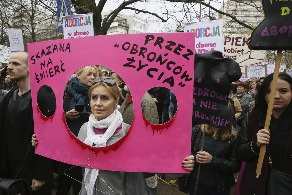 V Polsku se protestovalo proti úplnému zákazu potratů. Polky mohou aktuálně jít na interrupci v případech znásilnění, ohrožení matky nebo závažného postižení dítěte.