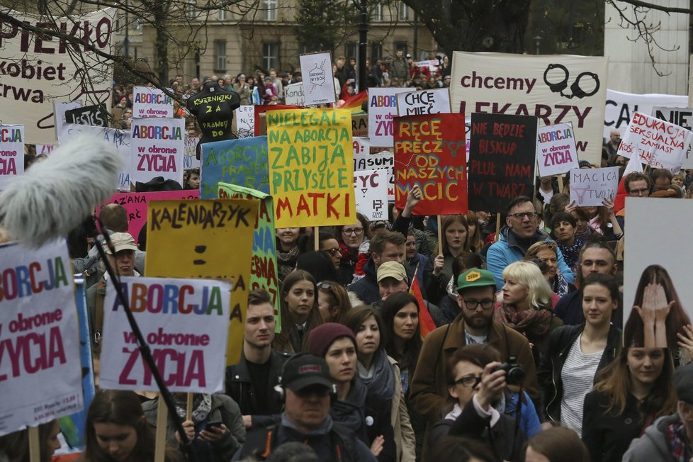 V Polsku se protestovalo proti úplnému zákazu potratů. Polky mohou aktuálně jít na interrupci v případech znásilnění, ohrožení matky nebo závažného postižení dítěte.