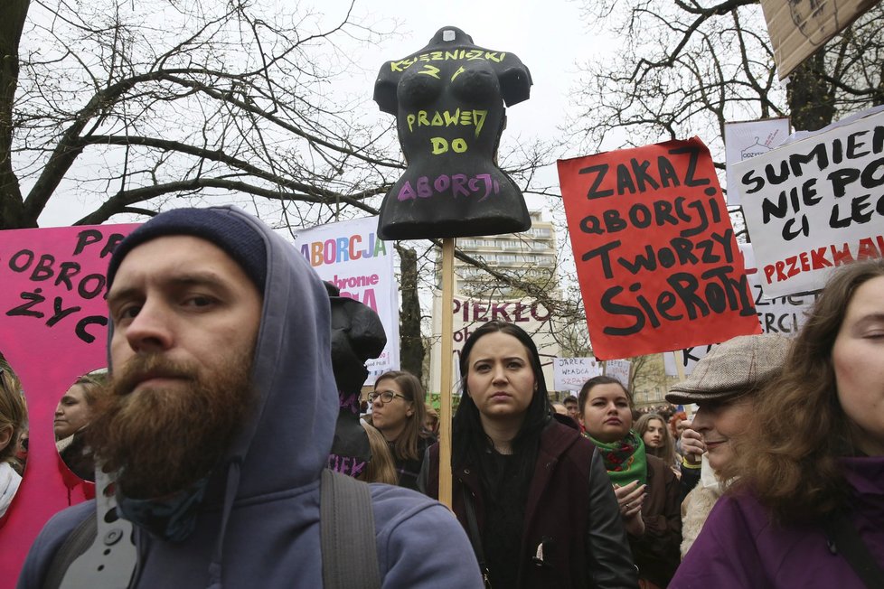 V Polsku se protestovalo proti úplnému zákazu potratů. Polky mohou aktuálně jít na interrupci v případech znásilnění, ohrožení matky nebo závažného postižení dítěte.