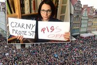 Ženy v černém bodují i za hranicemi. Právo na potrat přejí Polkám stovky Čechů