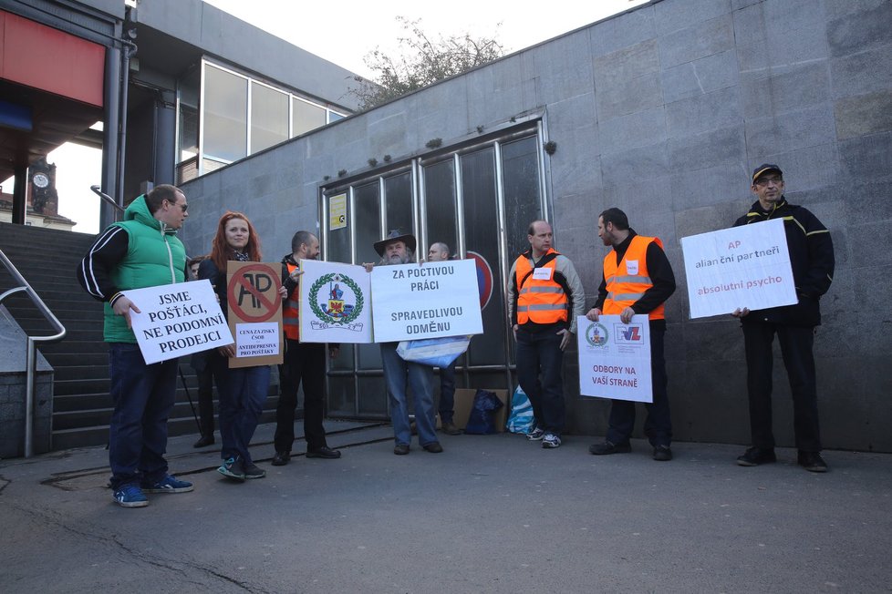 K protestu kvůli pracovním podmínkám na poště se sešlo zhruba 40 lidí.