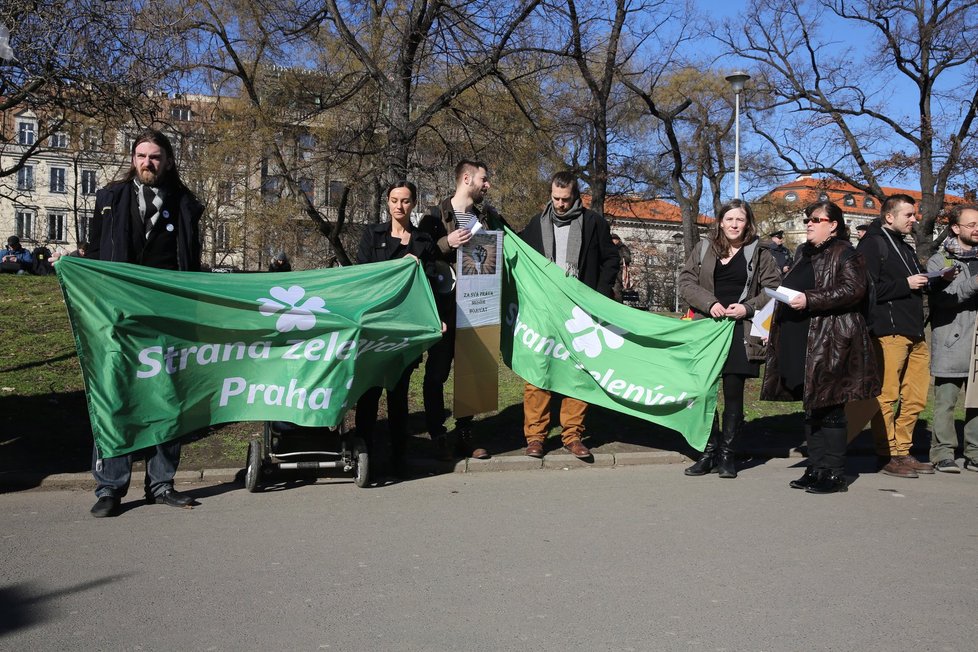 K protestu kvůli pracovním podmínkám na poště se sešlo zhruba 40 lidí.