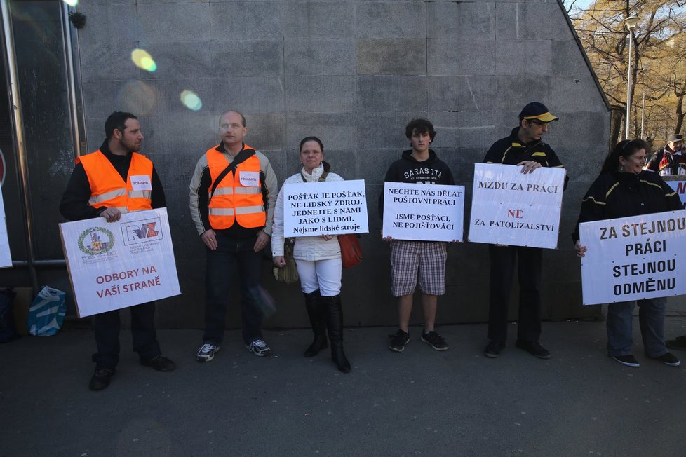 K protestu kvůli pracovním podmínkám na poště se sešlo zhruba 40 lidí.