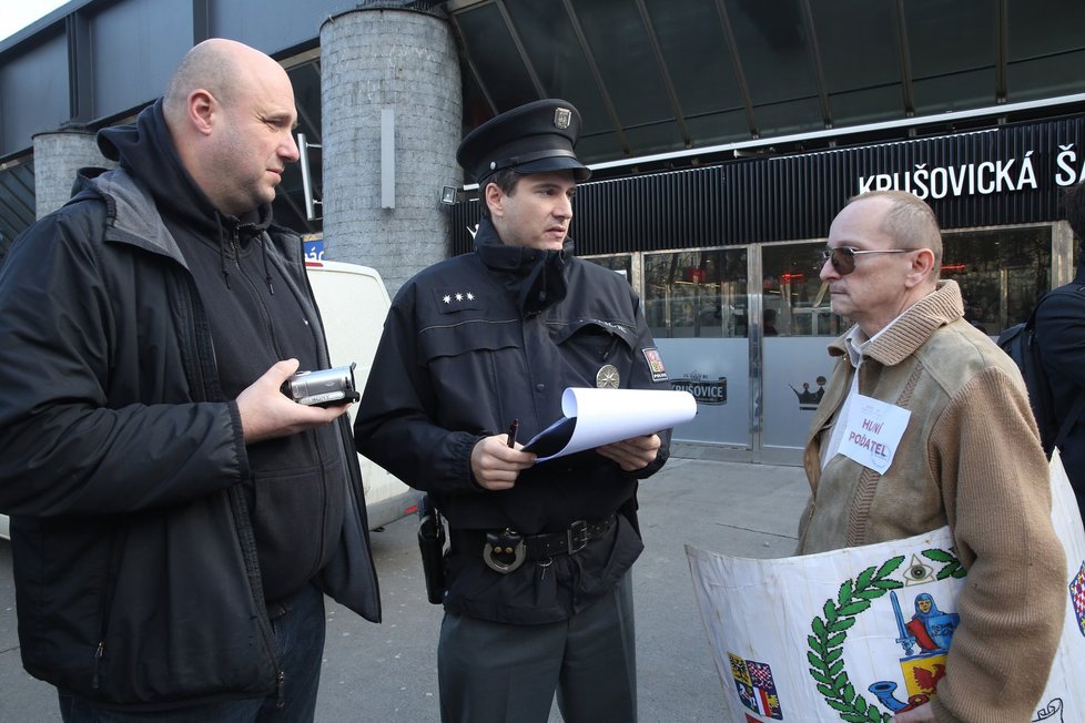 K protestu kvůli pracovním podmínkám na poště se sešlo zhruba 40 lidí.