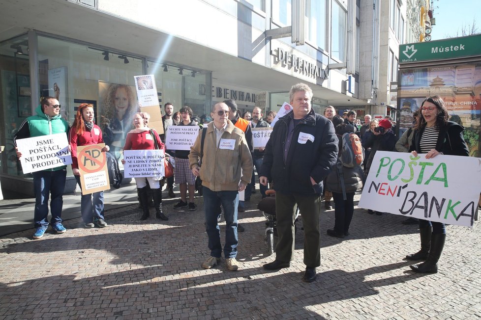 K protestu kvůli pracovním podmínkám na poště se sešlo zhruba 40 lidí.