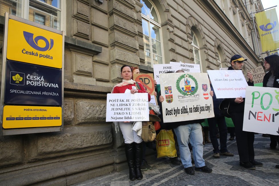 K protestu kvůli pracovním podmínkám na poště se sešlo zhruba 40 lidí.