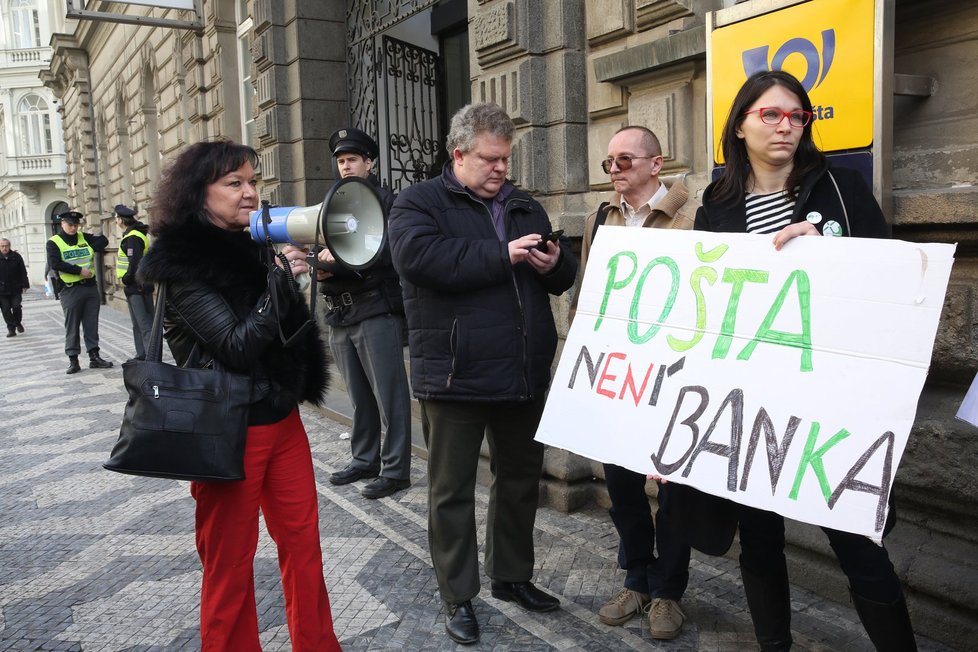 K protestu kvůli pracovním podmínkám na poště se sešlo zhruba 40 lidí.