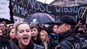Polské protesty proti zpřísnění potratového zákona