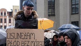 Tisíce polských žen protestovaly proti dalšímu zpřísňování potratů.